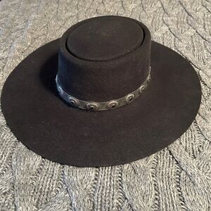 Charlie Horse Women’s Black Hat with Silver Concho Accents size lg